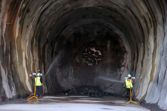 반포천 유역 분리터널 건설공사 관통 사진. <호반산업 제공>